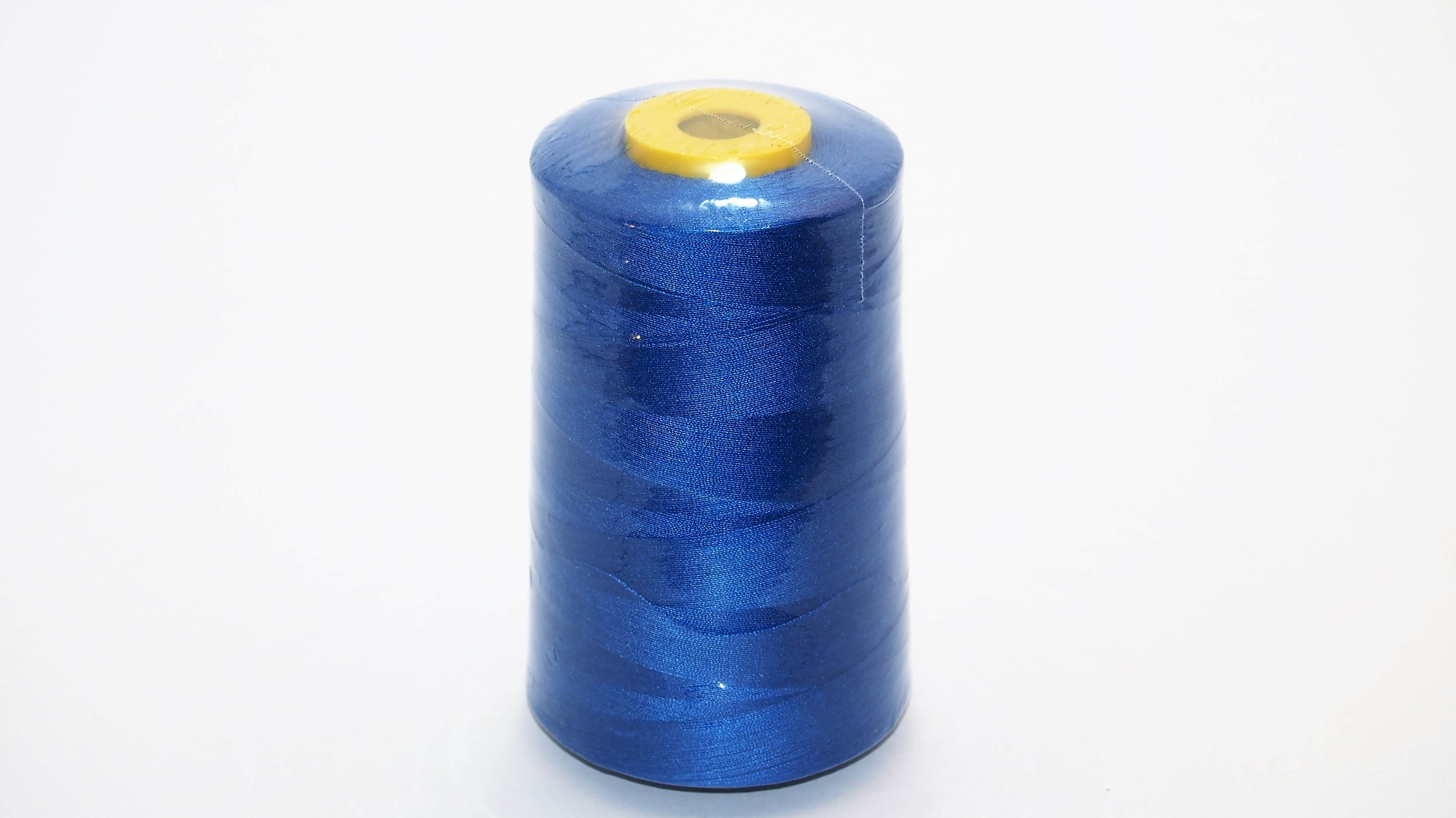 caja de 10 conos azul real Hilo de coser de poli/éster para m/áquina de overlocking en colores 5000 yardas